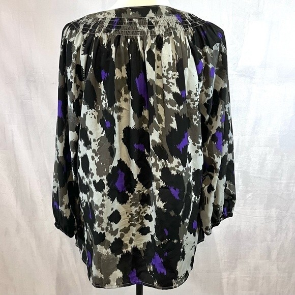 Dana Buchman gray black and purple print smocked vneck top size large NWOT - Picture 4 of 6